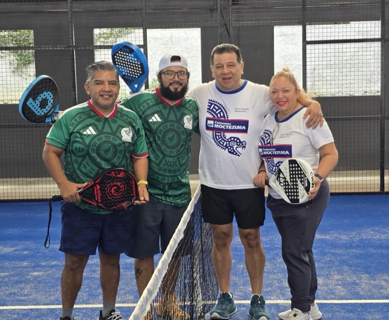 Jugadores en la cancha de pádel