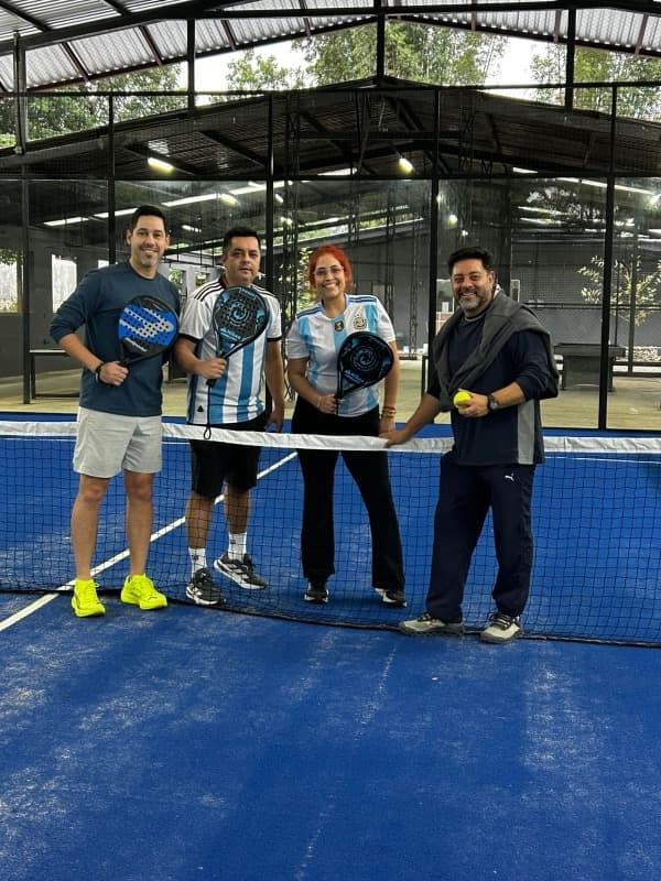 Partido nocturno de pádel