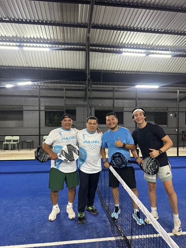 Equipo de pádel nocturno